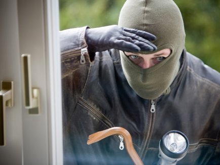 Suspect de comiterea unui furt din locuinţă, identificat şi depistat de poliţişti 