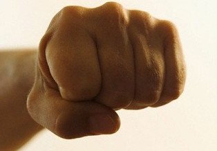 Tânăr bătut de un consilier …