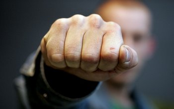 Bărbat bătut și lăsat inconștient