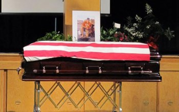 Emoţionant: câinele unui soldat refuză …