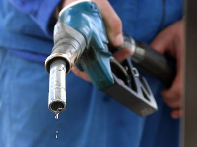 Benzina se scumpeşte masiv. Vezi noile preţuri