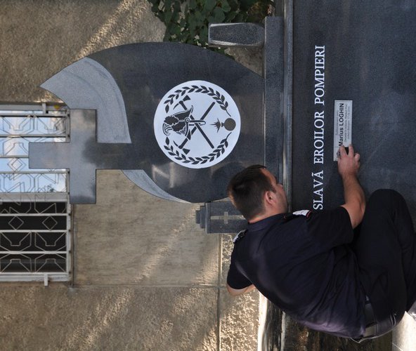 Monument dedicat lui Marius Loghin, scafandrul mort, în misiunea de la Rădăuţi Prut