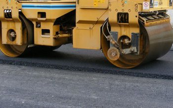 Șapte kilometri de drumuri asfaltate …