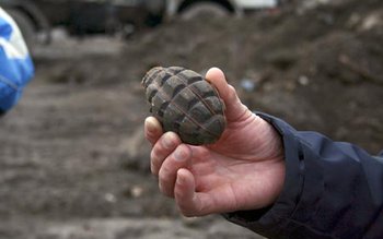 Grenadă găsită pe drum, preluată …