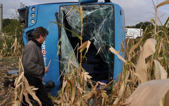 Autobuz răsturnat într-un lan de …