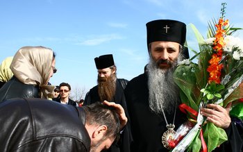 ÎPS Teofan sfinţeşte, sâmbătă, Biserica …