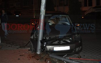Stâlp doborât de o tânără …