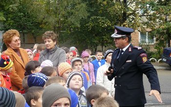 Elevi și profesori alături de …