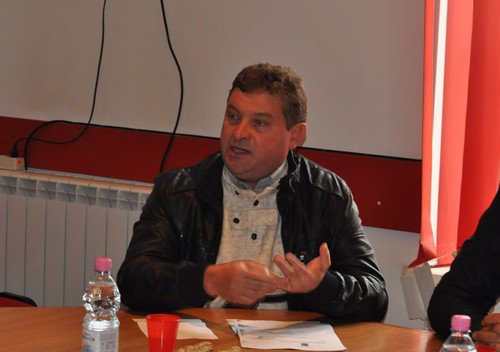 Primarul comunei Dângeni: Acum două săptămâni, s-au împărţit capoate şi rochii în bisericile comunei