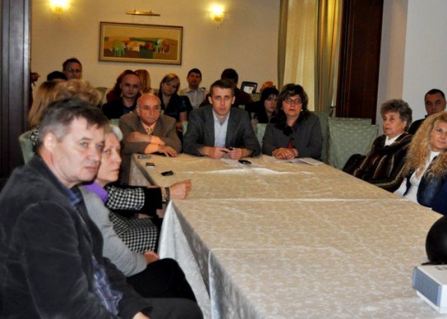 PES activists Botoșani: Dezbatere despre anegerile locale din 2012