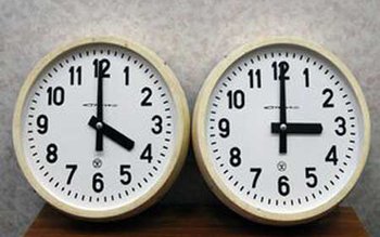 Sâmbătă spre duminică, ceasurile se …