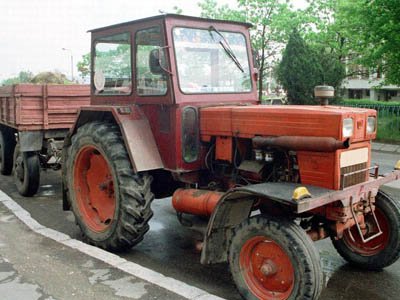 Prins beat și fără permis la volanul unui tractor