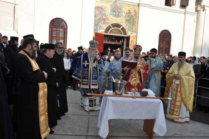 Biserica Sfântul Ioan din Botoșani: Mii de credincioşi la resfinţirea lăcașului de cult