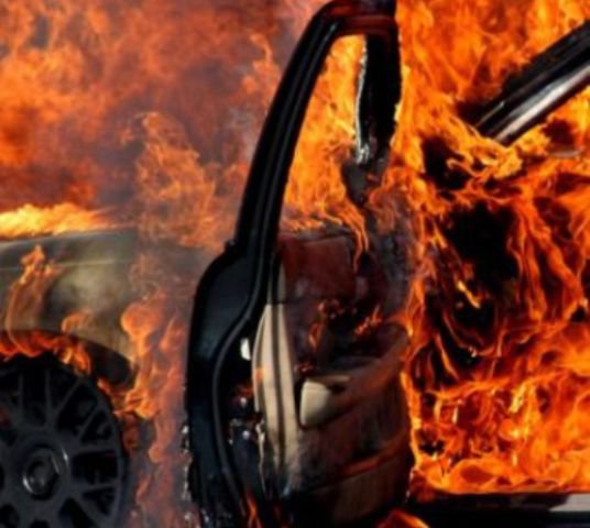 Bărbat decedat într-un autoturism în flăcări