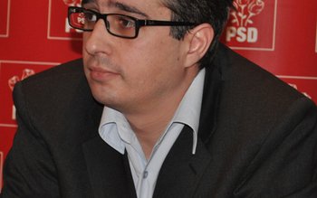 Deputatul Andrei Dolineaschi îi cere …