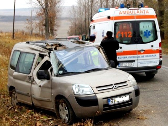 După ce a băut la parastas un bărbat din Săveni a ajuns cu mașina într-un copac