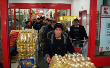 Asediu aseară la Kaufland - …