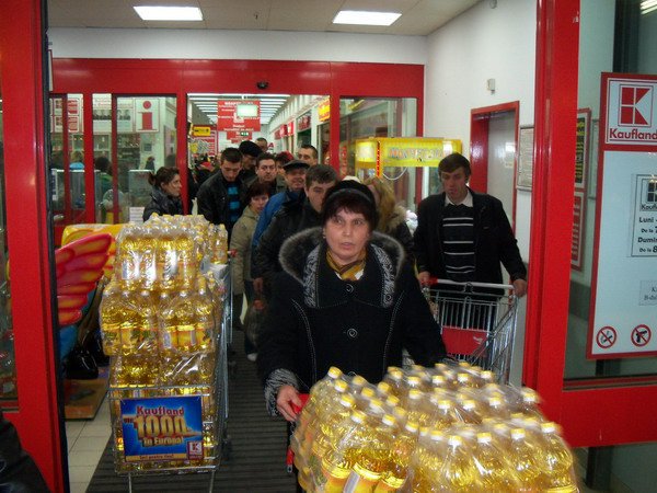 Asediu aseară la Kaufland - reduceri incredibile