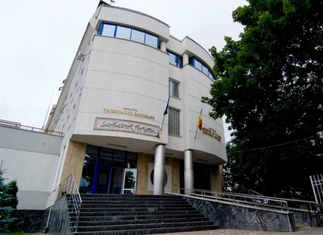 Magistraţii Tribunalului Botoşani au început judecarea dosarului mitei de la Bac