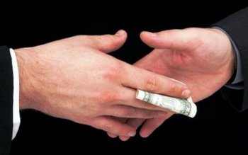 Un funcţionar al Primăriei a …