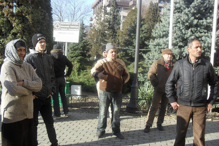 Romii din Parcul Tineretului au protestat în fața Primăriei