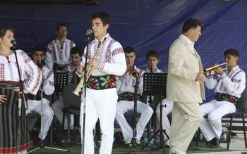 Ansamblul „Mugurelul” din Dorohoi pe …