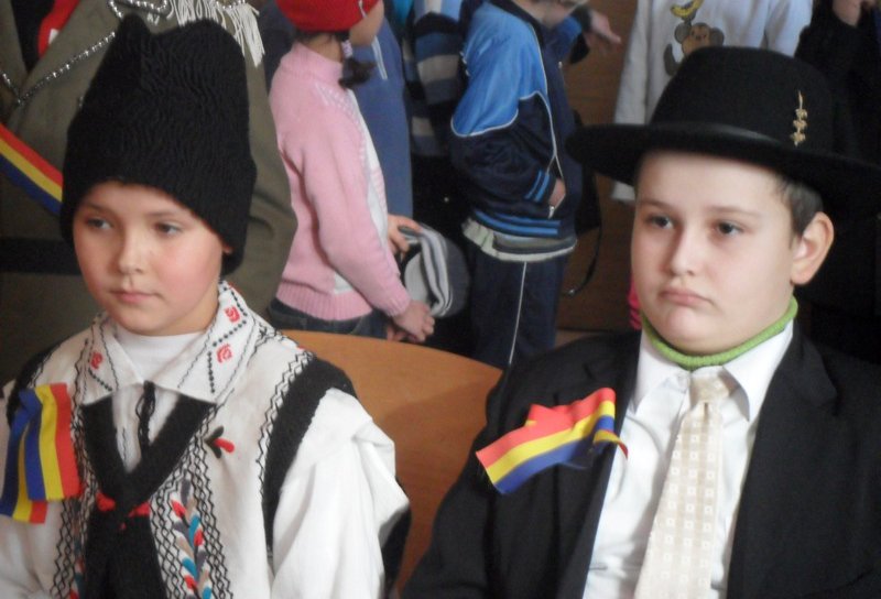 ZIUA ROMÂNIEI – Zi de sărbătoare şi la Şcoala ,,Mihail Sadoveanu” din Dumbrăviţa 