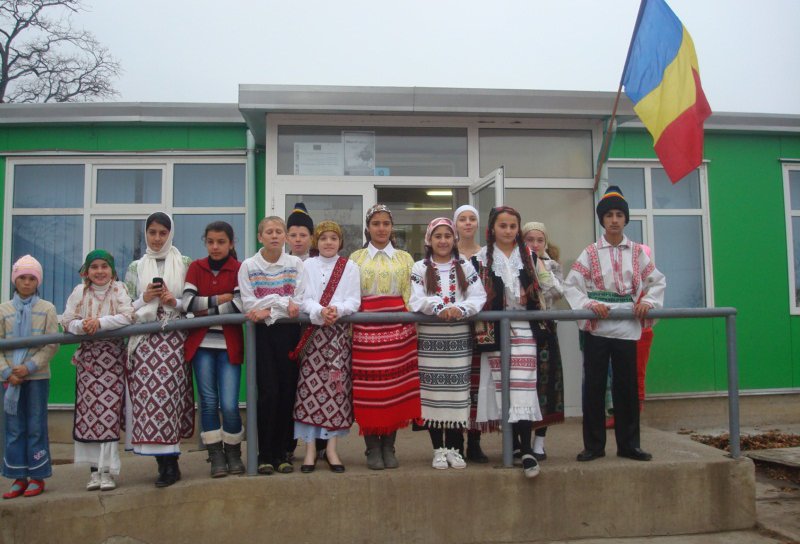 Ziua de 1 Decembrie marcată la Școala Borzești printr-un parteneriat cu Școala Broscăuți