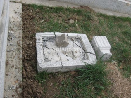 Trei minori din Cristinești au distrus 15 monumente funerare