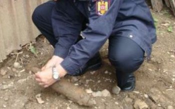 Muniţie neexplodată, găsită la rădăcina …