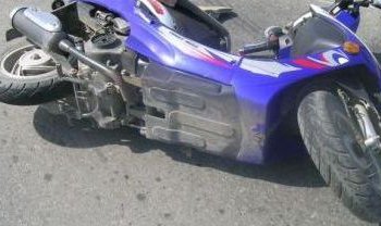 A pierdut controlul mopedului și …