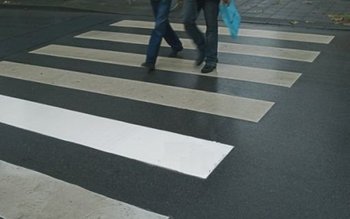 Două minore accidentate pe trecerea …