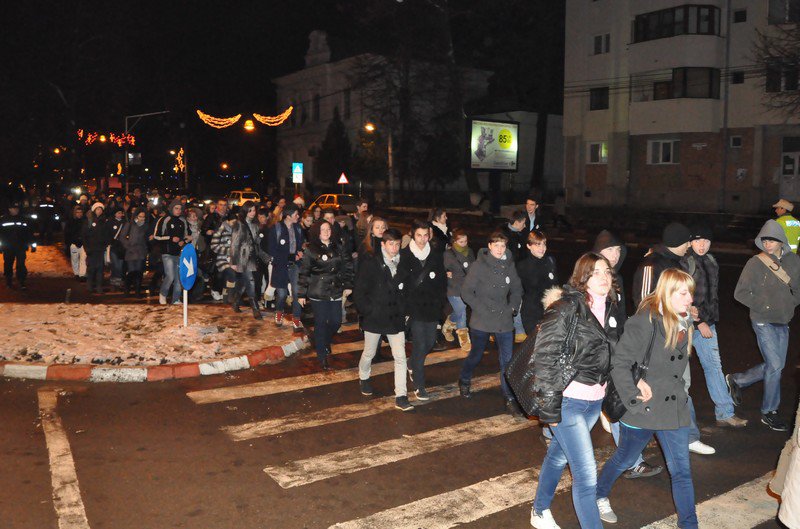 Sute de elevi au luat parte la marşul organizat de Consiliul Judeţean al Elevilor