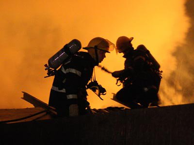 Incendiu stins cu peste 40 de pompieri