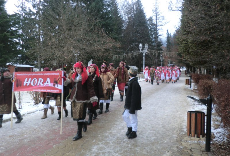 Ansamblul folcloric „Hora”, din Văculeşti - VIDEO/FOTO, prezent la Festivalul Naţional de Datini şi Obiceiuri de Iarnă