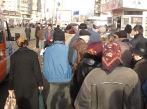 Coadă pentru abonamentele gratuite Eltrans