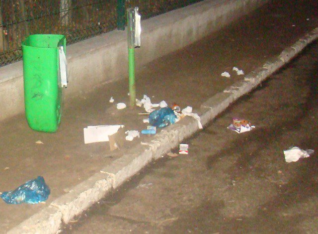 Şase minori au fost depistaţi distrugând coşuri de gunoi