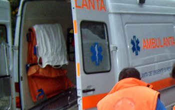 O ambulanţă care transporta o …