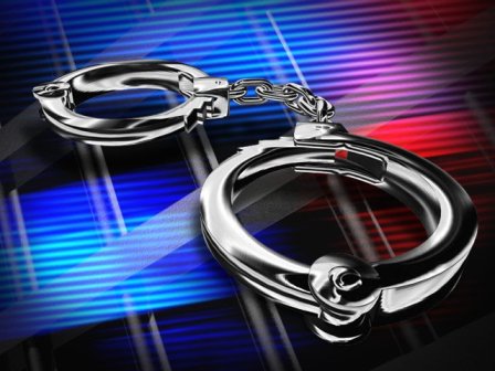 Trei tineri suspecţi de furt, reținuți pentru 24 de ore 