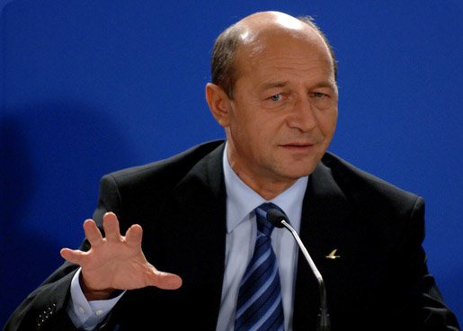 Traian Băsescu vrea organizarea României în 8 sau 12 judeţe până la sfârşitul anului