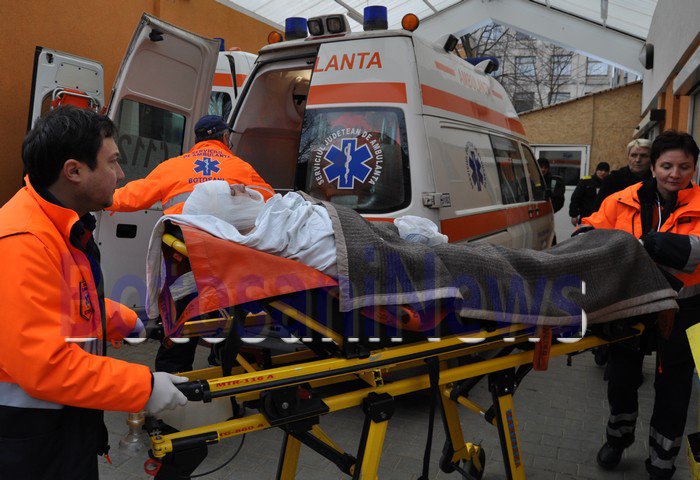 Femeie transportată cu avionul la Bucureşti după ce a ars de vie