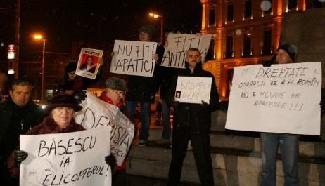 Mai mulți răniți în urma protestelor din Piaţa Universităţii. Patru persoane au ajuns la spital.