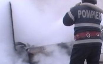 Maşină distrusă parţial într-un incendiu
