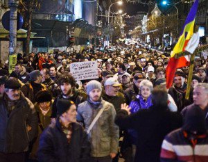 Zeci de răniţi şi distrugeri considerabile în urma protestelor de duminică seară