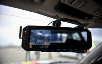 Filmarea şoferilor opriţi în trafic …