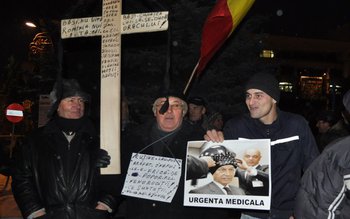 Botoșani: Manifestanţii strigă „Jos găozarul!”. …