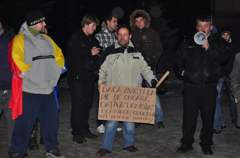 Dorohoi: Aproape 70 de oameni au protestat pe platoul din fața Primăriei