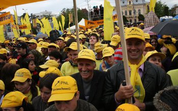 Peste 200 de liberali din …