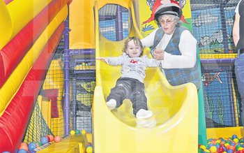 Fiul Mădălinei Manole se distrează …