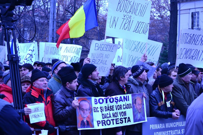 Deputatul Andrei Dolineaschi alături de protestatarii de la Arcul de Triumf